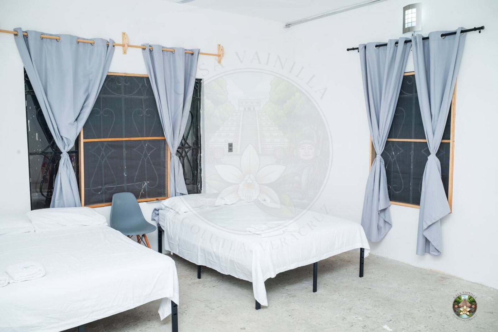 Habitación principal con tres camas matrimoniales