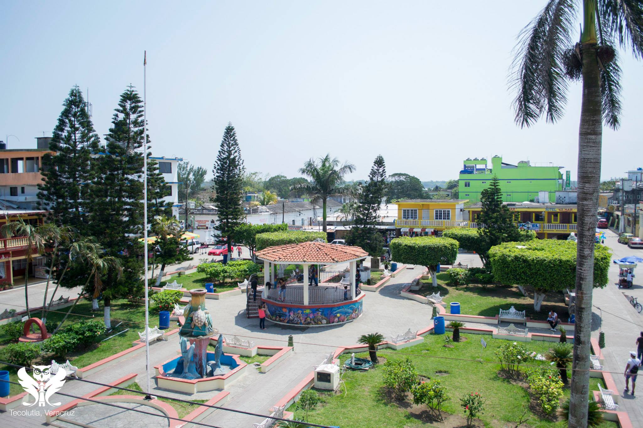 Vista de la calle tranquila en el centro de Tecolutla